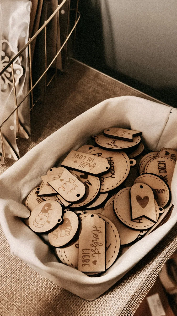 Korb mit gravierten Geschenkanhängern im Gravurstübchen