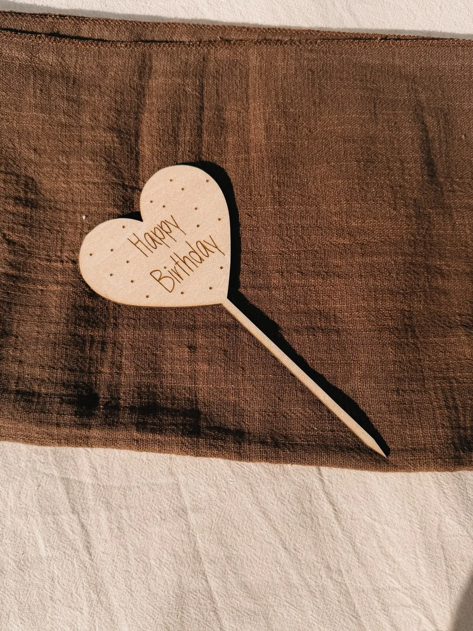 Herzförmiger Einstecker aus Holz mit der Gravur „Happy Birthday“