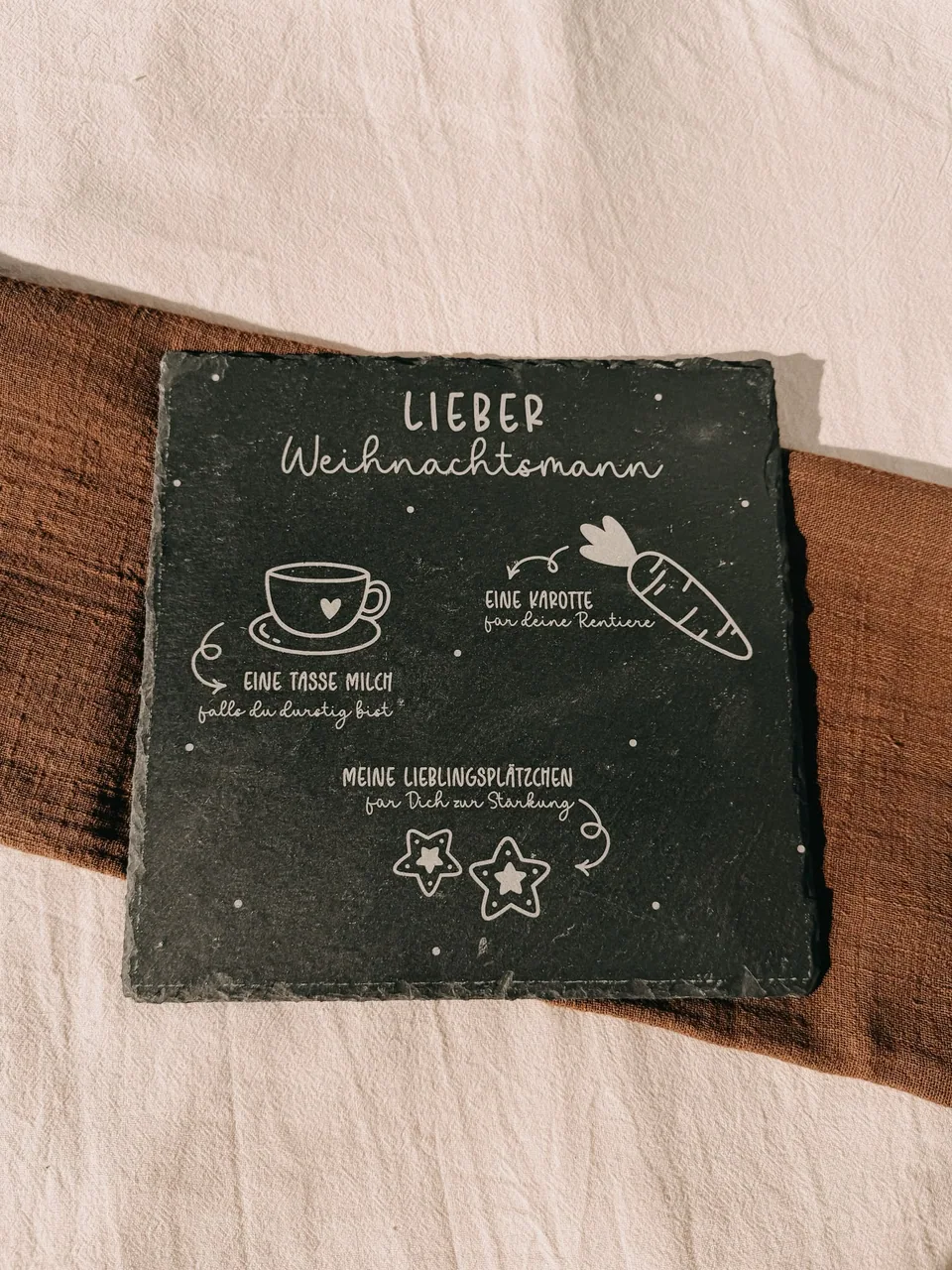 Rechteckige Schieferplatte mit einer gravierten Botschaft an den Weihnachtsmann