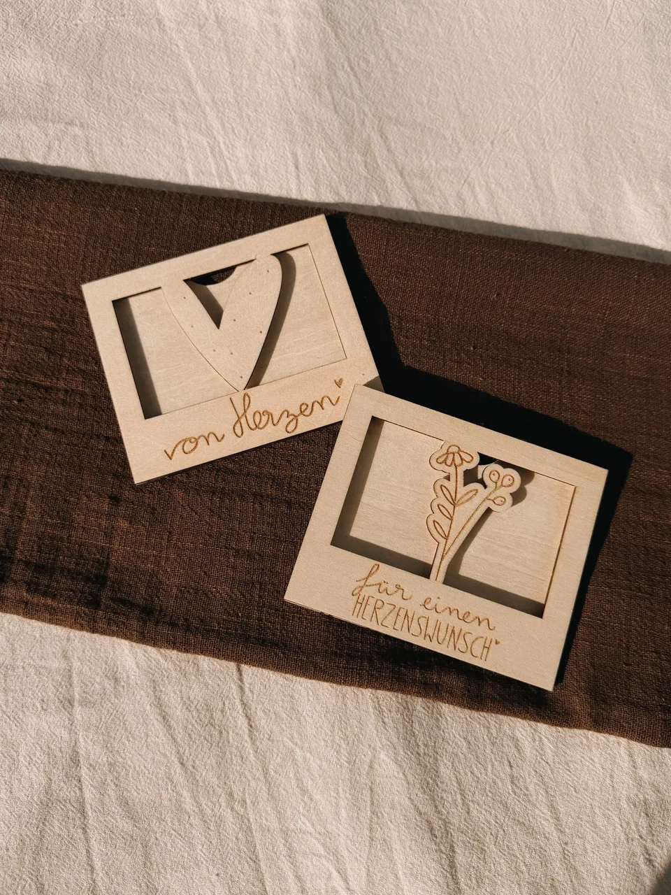 Zwei Gutscheinhalter aus Holz mit Herz- und Blumenmotiven